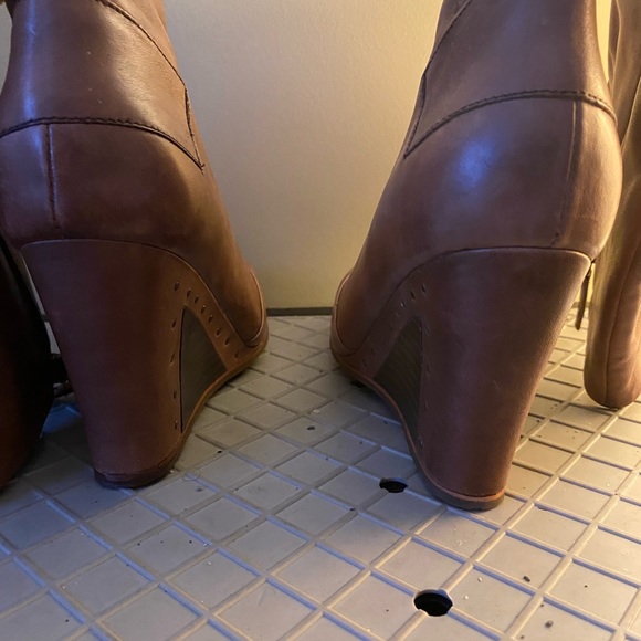 Cute Wedge Tan Leather Boots - Picture 4 of 12